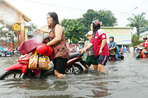Cận cảnh đường Sài Gòn 'sóng sánh' như sông